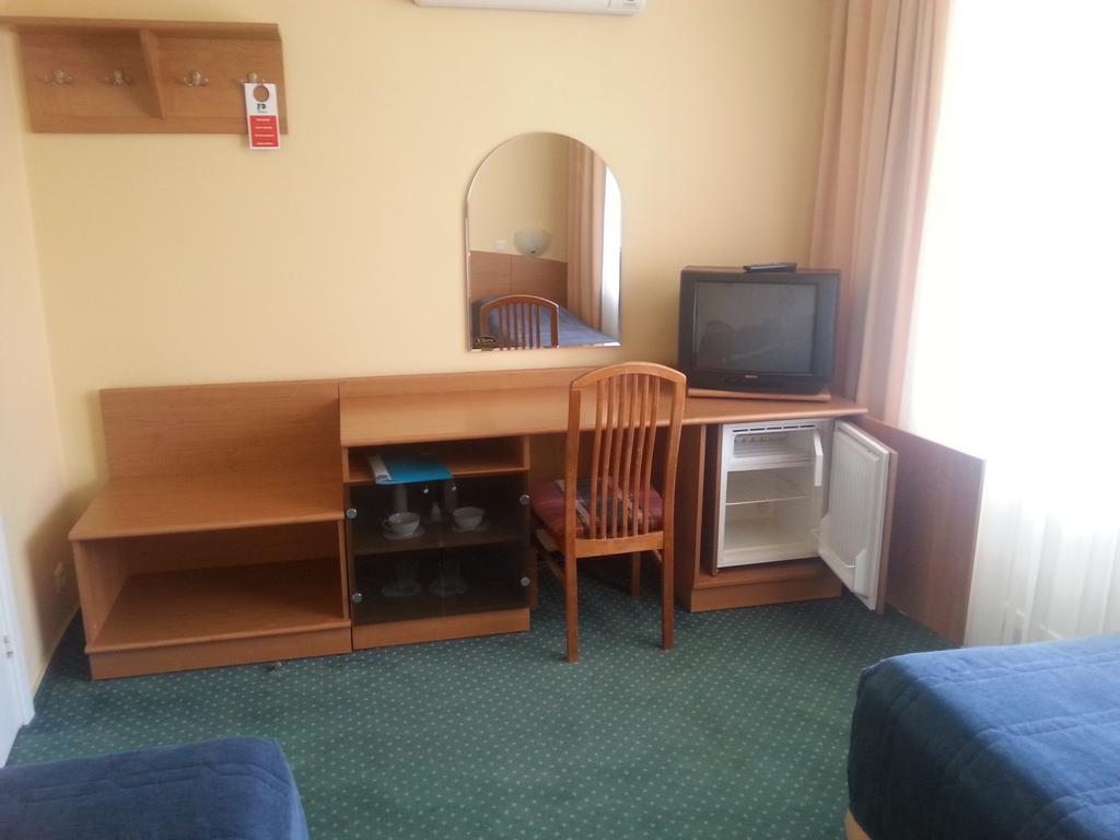 Hotel Plinksiu Plinkšės Buitenkant foto